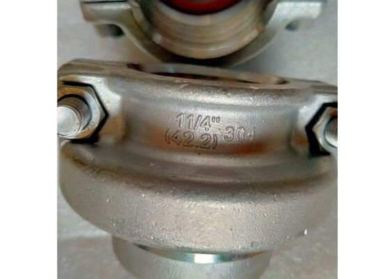 Trwałe plastikowe zaślepki do rur z silikonowymi pierścieniami uszczelniającymi osadzonymi w metalowych pierścieniach dla skutecznego uszczelniania i ochrony końców rur